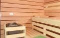 Badezimmer-Sauna mit Glasfront, waagerechte Innenverkleidung aus Erle und Nussbaum, Einrichtung in Espe - Innenansicht mit Saunaofen