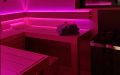 Große Einbausauna in Hemlock mit Panoramafenster, Infrarotstrahler, Deckeneinbaustrahlern und LED-Lehnenbeleuchtung - Einrichtung, Lehnenbeleuchtung pink, Saunaofen