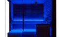 Elementsauna mit Ganzglasfront über Eck, Außenverkleidung in Thermo-Linde, Innenverkleidung und Einrichtung in Linde - LED-Bankbeleuchtung blau