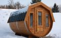 Große Fass-Sauna aus skandinavischer Fichte mit Vorraum, Einrichtung in Espe - Außenansicht im Schnee