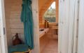 Große Fass-Sauna aus skandinavischer Fichte, außen dunkelrot lasiert, mit Vorraum, Einrichtung in Espe - Blick in den Vorraum