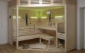 Massivholz-Sauna mit breiter, abgeschrägter Glasfront