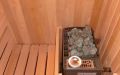 Badezimmer-Sauna mit Kernapfeldekor, Innenverkleidung aus Profilholz in Erle - Innenansicht, Saunaofen