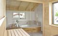 Massivholzsauna in Fichte mit Panoramafenster und Glasfront, Einrichtung in Linde - Blick aus der Sauna ins Badezimmer