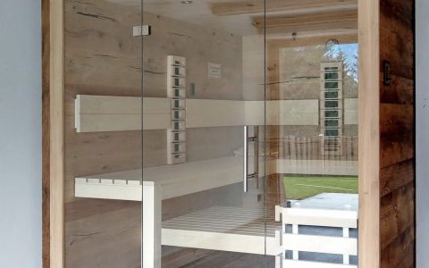 Große Sauna mit zwei Infrarotstrahlern und LED-Einbaustrahlern als Deckenbeleuchtung, Außenverkleidung in Altholz, Innenverkleidung in Eiche "crack", Einrichtung in Espe