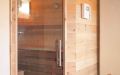 Sauna mit Eckeinstieg, Wandverkleidung aus waagerechten Zirbenholz-Profilen, Einrichtung in Thermo-Espe - Ansicht von links
