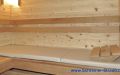 Sauna mit Eckeinstieg, Wandverkleidung aus waagerechten Zirbenholz-Profilen, Einrichtung in Thermo-Espe - Innenansicht, obere Saunabank mit gepolsterter Auflage
