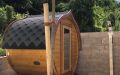 Kleine Fass-Sauna aus Polarfichte mit Zwiebeldach, Einrichtung in Thermoespe mit Infrarotstrahlern - Außenansicht von links
