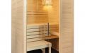Kleine Massivholz-Sauna aus Fichte mit Ganzglaselement