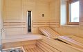 Massivholz-Sauna Fichte mit Glasfront und integriertem Gebäudefenster, Einrichtung in Linde mit verstellbarer Saunabank und Infrarotstrahler - Innenansicht, Saunabänke und Infrarotstrahler