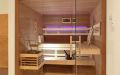Einbausauna mit Glasfront und Infrarotstrahler, Holzoberflächen in Eiche, Einrichtung in Espe / Eiche - LED-Lehnenbeleuchtung, pink