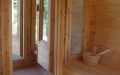 Große Fass-Sauna aus skandinavischer Fichte mit Vorraum, Einrichtung in Espe - Blick aus der Sauna durch den Vorraum