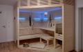 Massivholz-Sauna mit breiter, abgeschrägter Glasfront