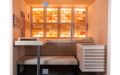 Kleine Massivholz-Sauna aus Fichte mit Glasfront, Infrarotstrahler und beleuchteter Salzsteinwand - Rückwand weiß beleuchtet