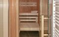 Einbausauna mit Innenverkleidung in Erle, Einrichtung in Espe - Blick durch die geöffnete Tür in die Sauna