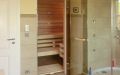 Badezimmer-Sauna mit waagerechter Innenverkleidung in Erle und Nussbaum - Außenansicht des Saunaraums