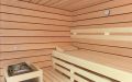 Badezimmer-Sauna mit Glasfront, waagerechte Innenverkleidung aus Erle und Nussbaum, Einrichtung in Espe - Innenansicht, Saunaliegen