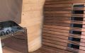 Kleine Fass-Sauna aus Polarfichte mit Zwiebeldach, Einrichtung in Thermoespe mit Infrarotstrahlern - Innenansicht, Saunaofen, Saunabank