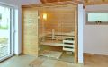 Badezimmer-Sauna in Eiche mit aufwändigem Dachkranz - Ansicht von rechts