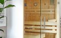 Badezimmer-Sauna mit abgeschrägter Eckverglasung, Innenverkleidung in Fichte, Einrichtung in Espe - Ansicht von links