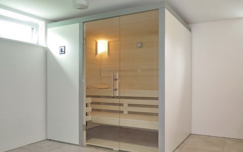 Wellness-Sauna mit pflegeleichter Oberfläche