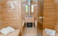 Große Fasssauna in nordischer Fichte mit Vorraum und kleiner Veranda - Blick aus dem Vorraum in die Sauna