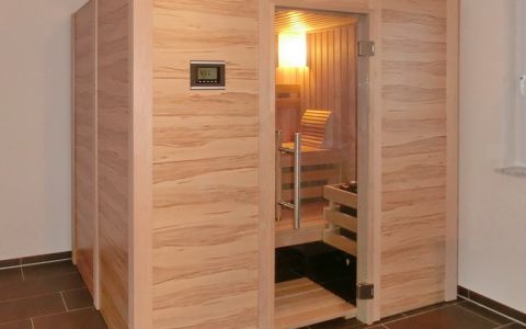 Badezimmer-Sauna mit Kernapfeldekor, Innenverkleidung aus Profilholz in Erle