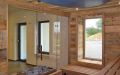 Große Wellness-Sauna mit Glasfront, integriertem Gebäudefenster und Sternenhimmel; Innen- und Außenverkleidung aus Altholzprofilen in Fichte, Tanne, Kiefer; Einrichtung in Thermo-Espe mit LED-Lehnenbeleuchtung - Innenansicht, Saunaofen
