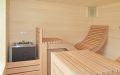 Sauna mit waagerechter Innenverkleidung in Espe und zwei ergonomischen Saunaliegen in Erle - Einrichtung mit Saunaofen