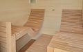 Sauna mit waagerechter Innenverkleidung in Espe und zwei ergonomischen Saunaliegen in Erle - Ansicht der Liegen von oben