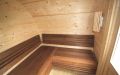 Kleines Saunafass aus skandinavischem Fichtenholz, Einrichtung in Thermoespe - Innenansicht der Saunabankanlage