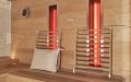Sauna mit Steinrückwand, zwei Infrarotstrahlern und Glasfront mit schwarz lackiertem Rahmen, Innenverkleidung und Einrichtung in Eiche - Infrarotstrahler