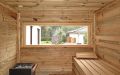 Gartensauna mit Vorraum und Fenster; Wandverkleidung aus Altholz in Fichte, Tanne, Kiefer; Einrichtung in Thermo-Espe - Blick aus dem Fenster