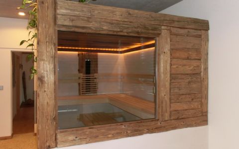 Badezimmer-Sauna - Sauna aus alten Balken - Seitenansicht, rechts