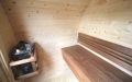 Kleines Saunafass aus skandinavischem Fichtenholz, Einrichtung in Thermoespe - Innenansicht, Saunaofen, Saunabank