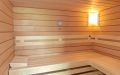 Badezimmer-Sauna mit waagerechter Innenverkleidung in Erle und Nussbaum - Einrichtung mit Eckleuchte